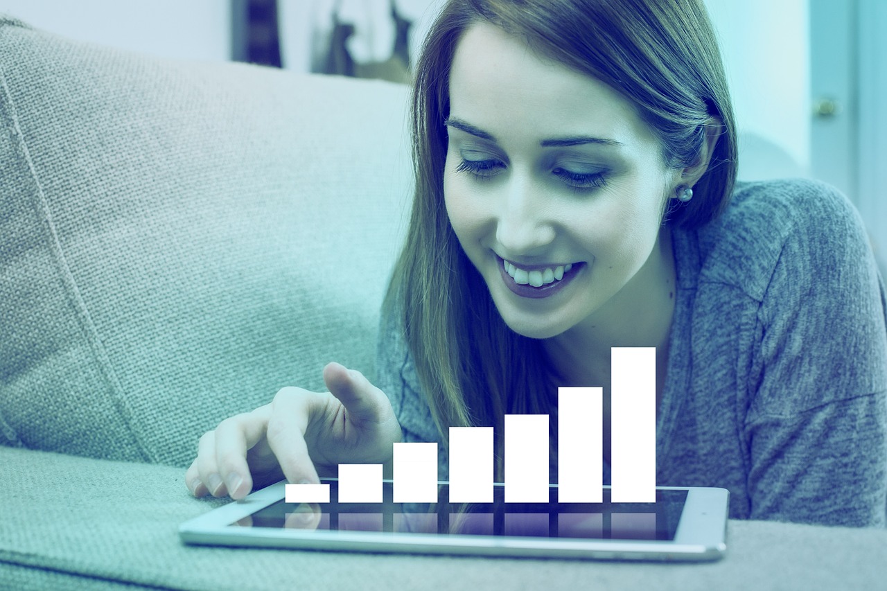 online financial advice, woman browsing on tablet