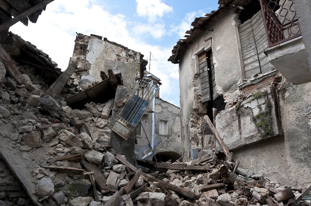 Earthquake Building Rubble – the image tries to explain how to build Earthquake-Proof Home Without Breaking the Bank