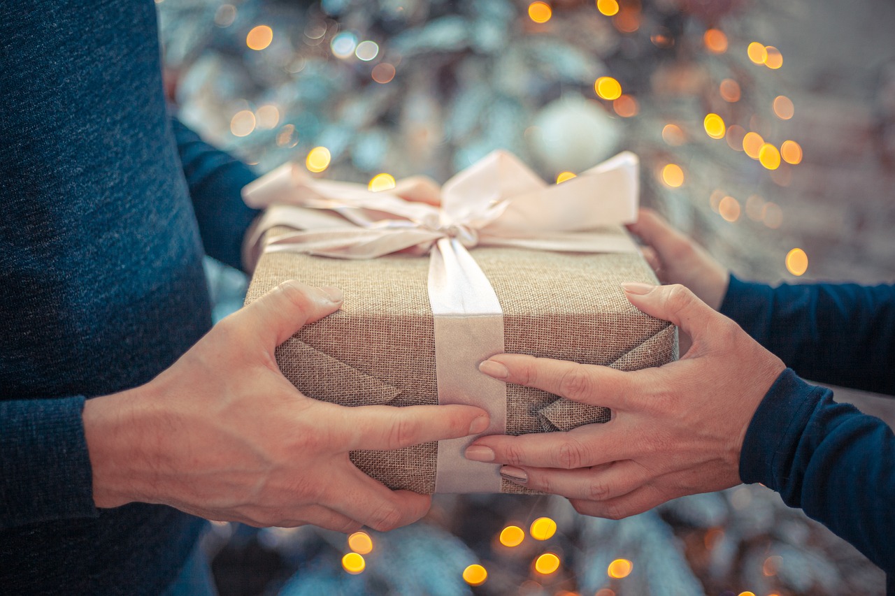 hands holding a gift