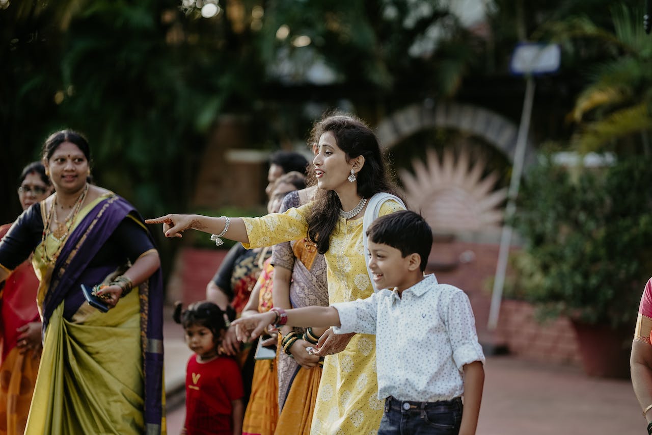 Women and Kids pointing something with their fingers - image tries to explain Income Tax Returns for housewives