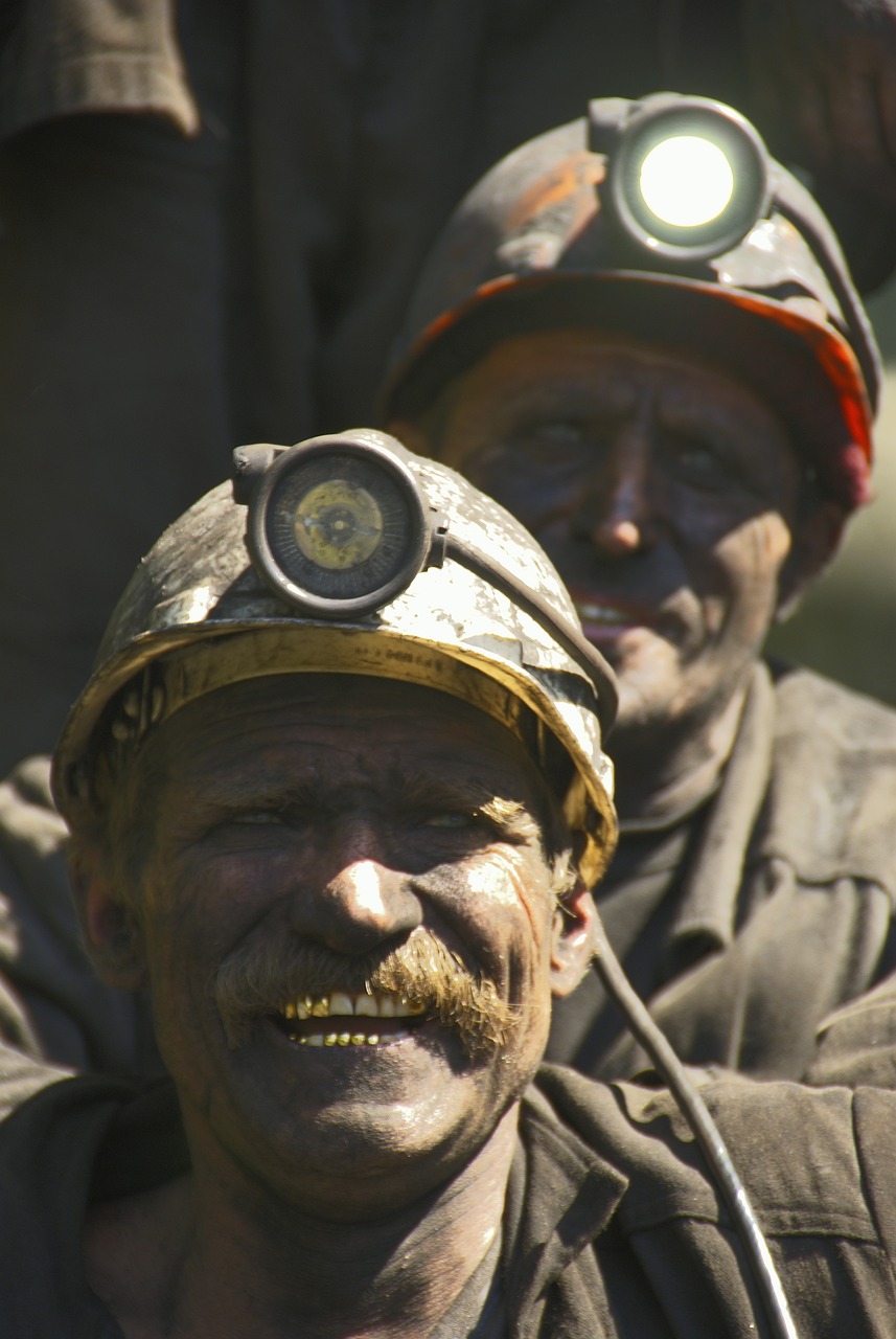 miners entering the coal mine – image tries to explain the life of rat-hole miners